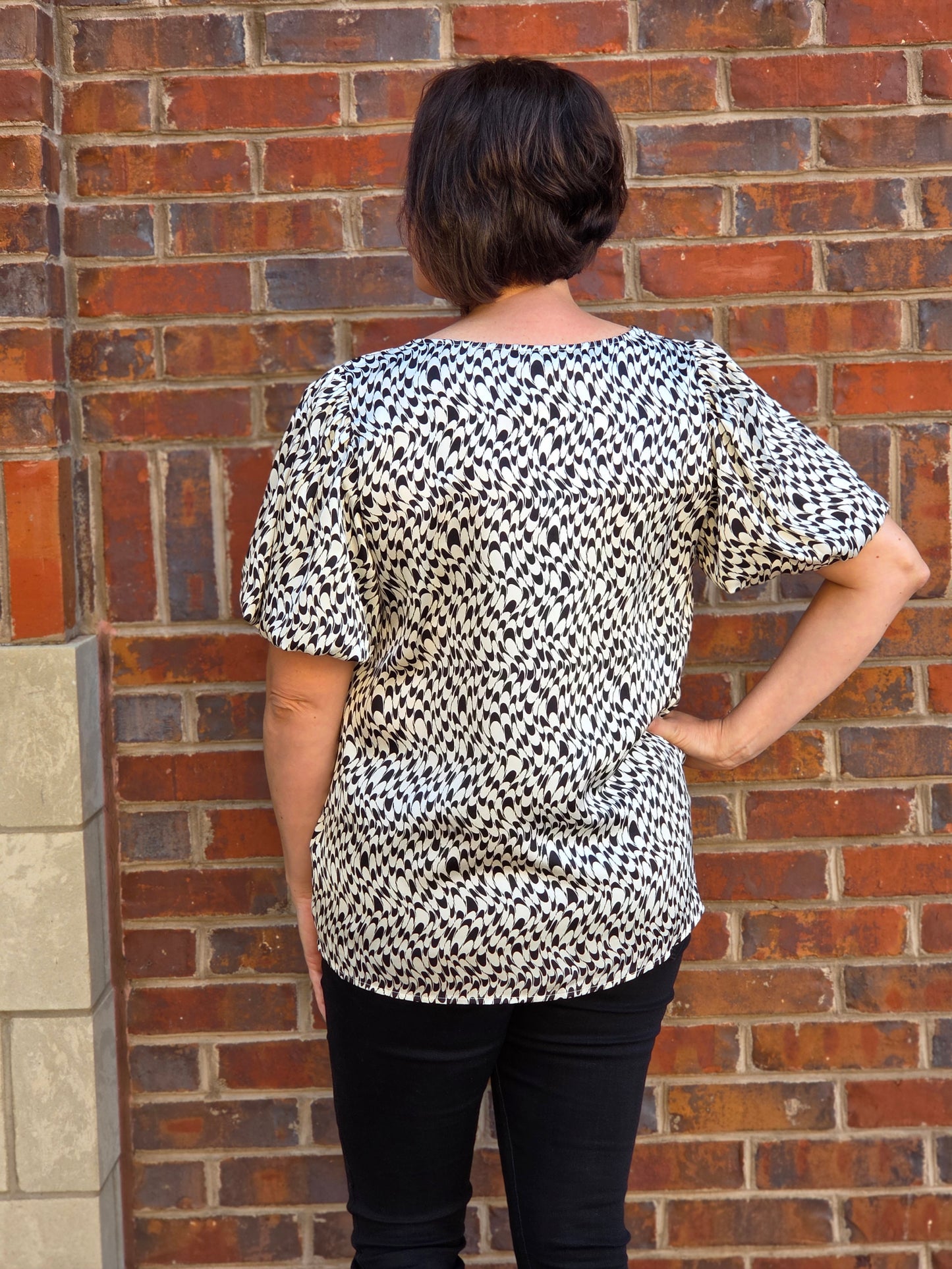 V-neck Printed Puff Sleeve Top in Black