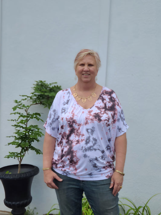 This gorgeous little tie dye dolman sleeve gem checks all the boxes for us with figure-flattering being one of the most important. This super soft top is made of comfortable stretch material and is a leggings-friendly length.