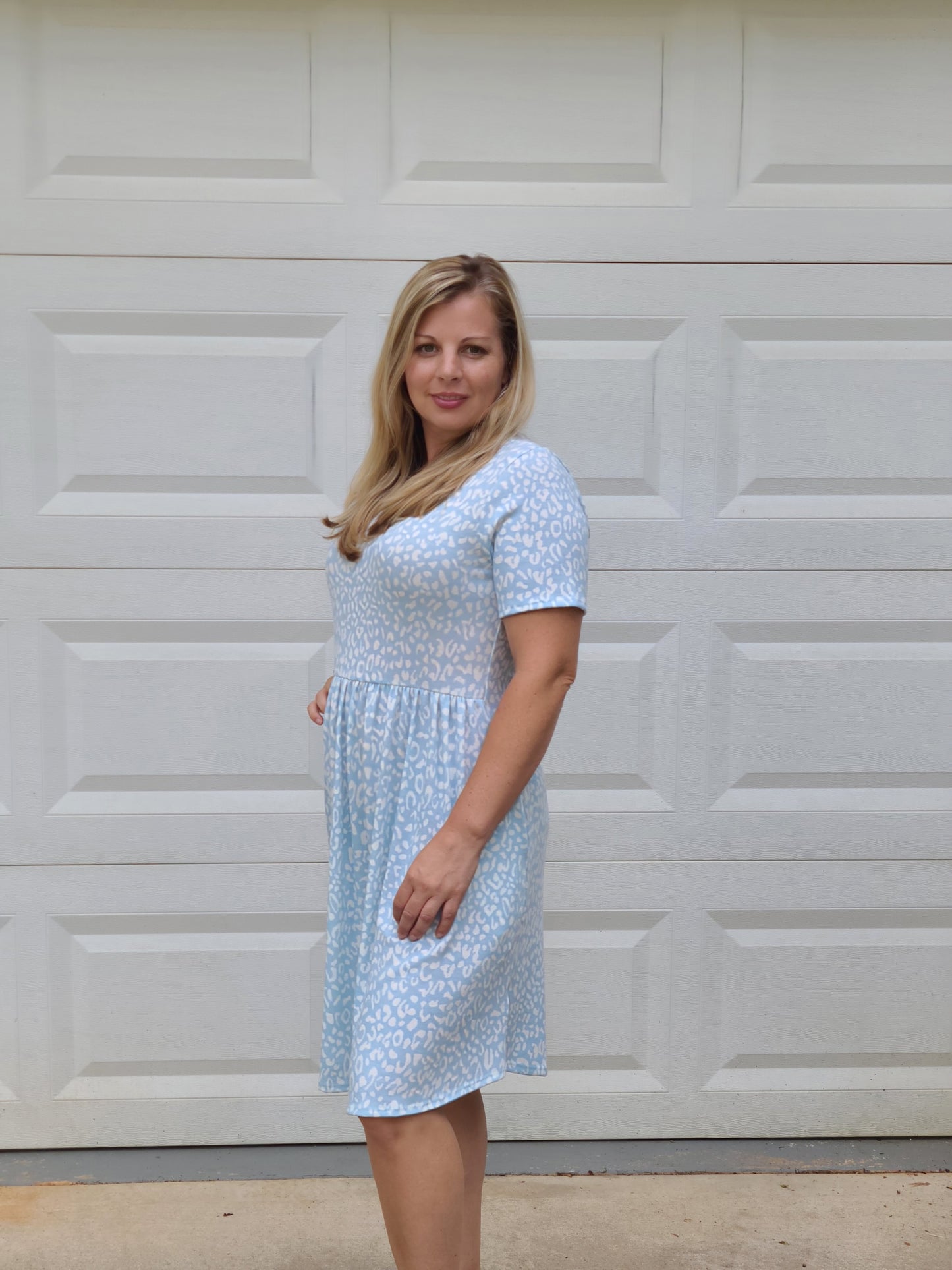 Leopard Print Short Sleeve Midi Dress in Blue/Off White