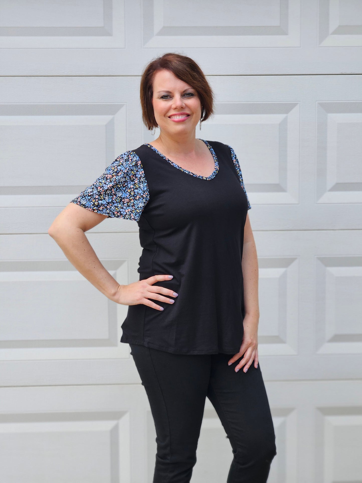 Short Sleeve Contrast Floral Top in Black