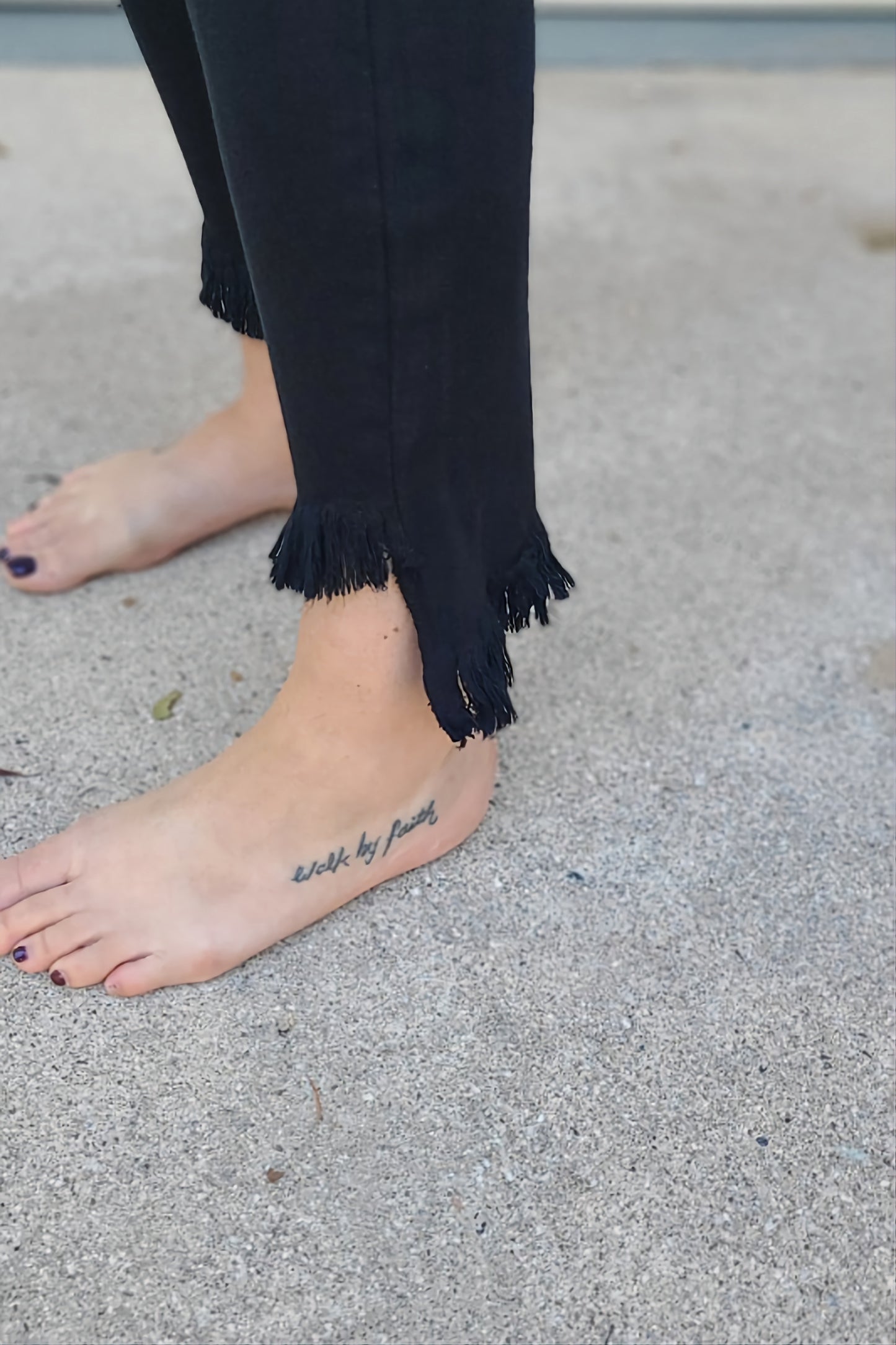 Mid Rise Cropped Skinny with Frayed Hem Jeans in Black