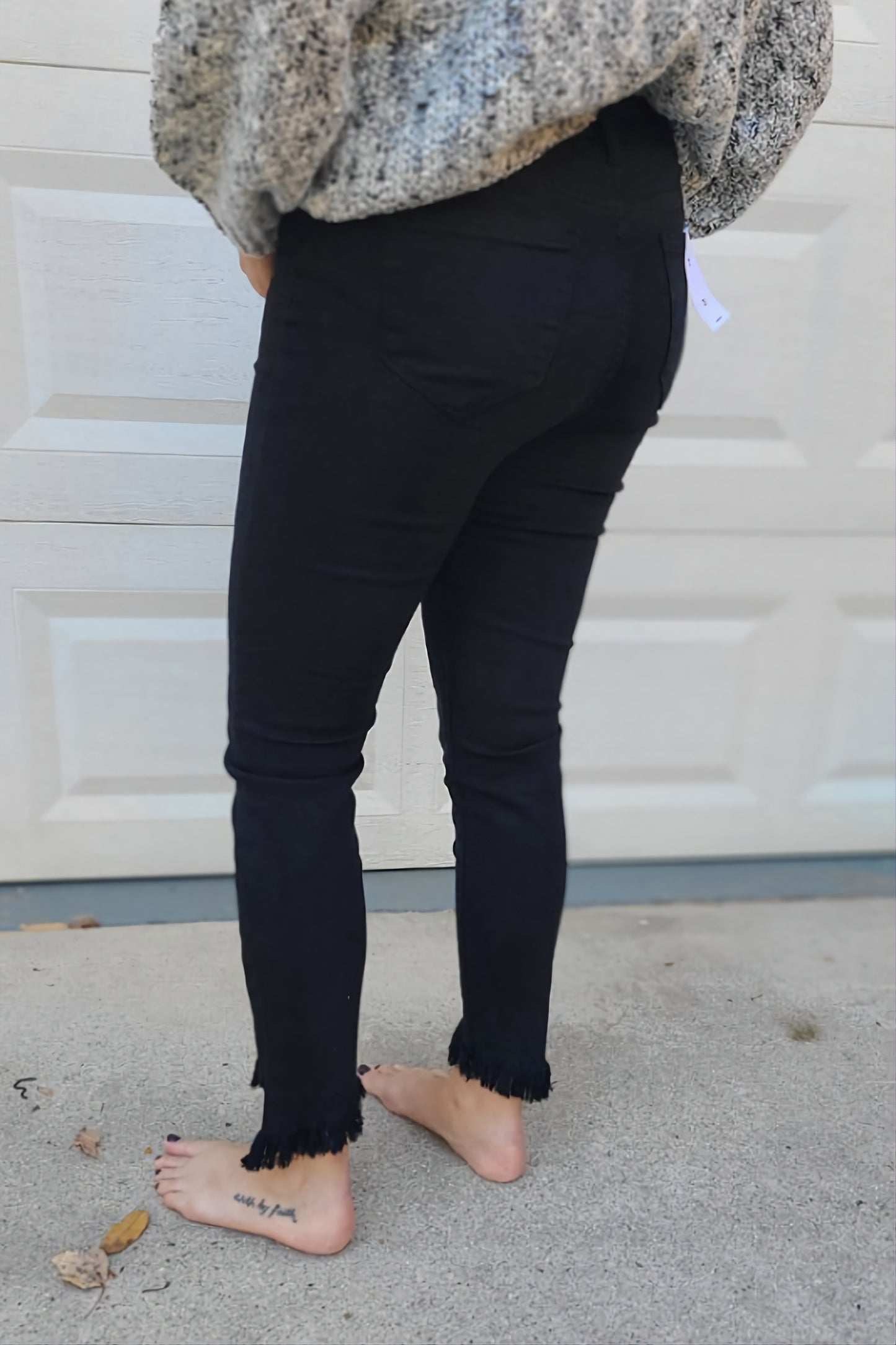 Mid Rise Cropped Skinny with Frayed Hem Jeans in Black
