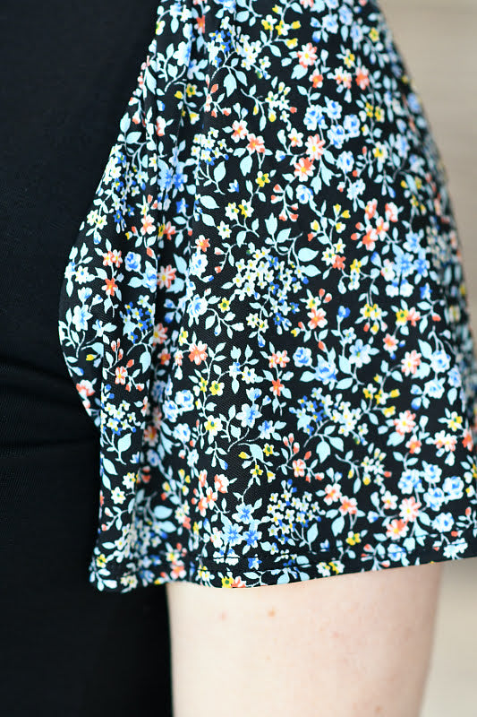 Short Sleeve Contrast Floral Top in Black