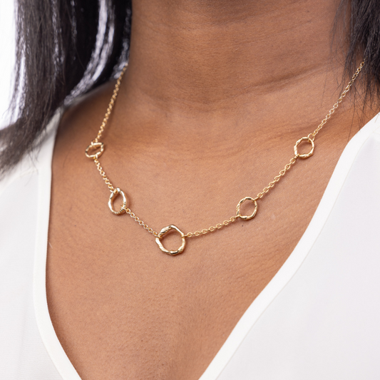 Thin Chain Organic Circle Necklace in Gold