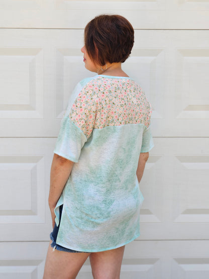 Short Sleeve With Floral Contrast Top in Tie Dye Mint