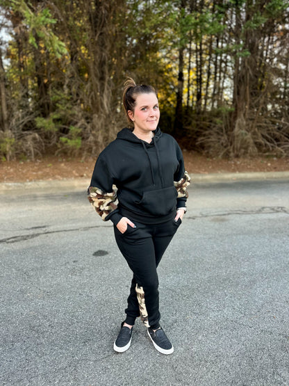 Loungewear Hoodie Camo Set in in Black