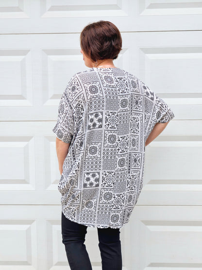 Open Front Geometric Print Kimono in Black and White
