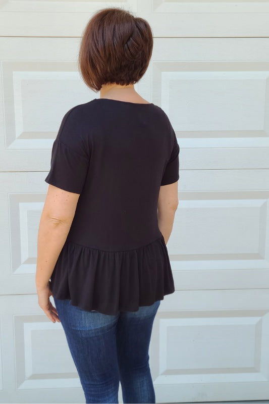 Casual Short Sleeve Ruched Hem Top in Black
