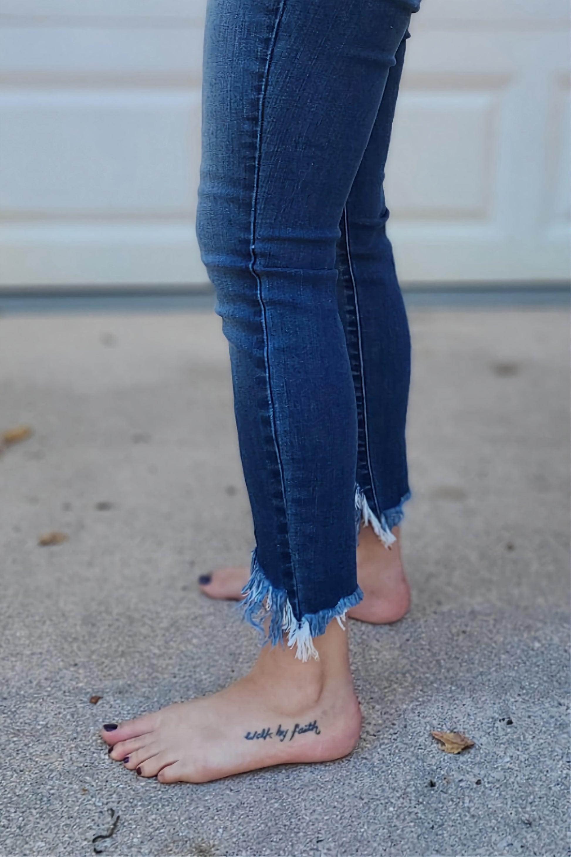 Mid Rise Cropped Skinny with Frayed Hem Jeans in Dark Denim