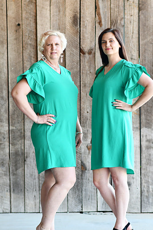 Air Flow Shift Dress with Ruffled Sleeves in Kelly Green Curvy
